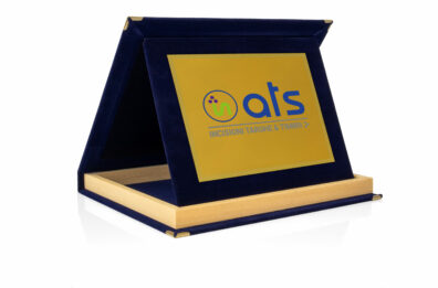 Targa Personalizzata con Astuccio in Velluto Blu con bordino in legno + Targa Oro