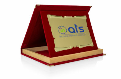 Targa Personalizzata con Astuccio in Velluto Rosso con bordino in legno + Pergamena Oro